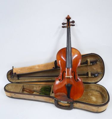 un violon posé sur le sol dans un étui