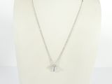 un collier avec un mannequin blanc orné d'une croix
