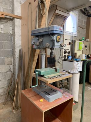 une machine posée sur une table dans une pièce