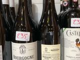 plusieurs bouteilles de vin sont alignées sur un comptoir