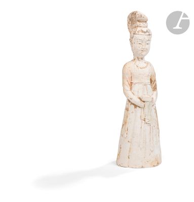 statue d'une femme vêtue d'une robe blanche et coiffée d'un chapeau