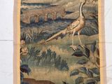 une image d'une tapisserie accrochée au mur