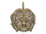 une image représentant un pendentif en forme de tête de lion dorée sur fond blanc