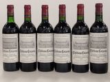 six bouteilles de vin sont alignées sur une table