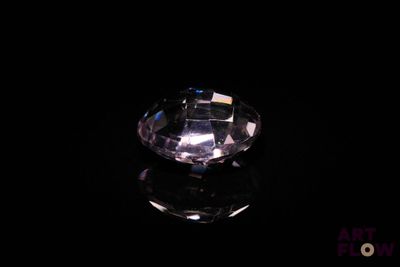 gros plan d'un diamant sur une surface noire