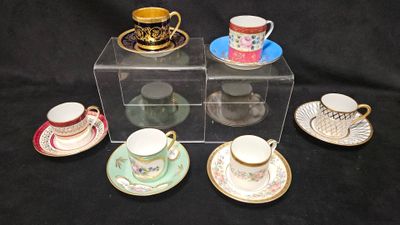 de nombreuses tasses et soucoupes dans une boîte transparente