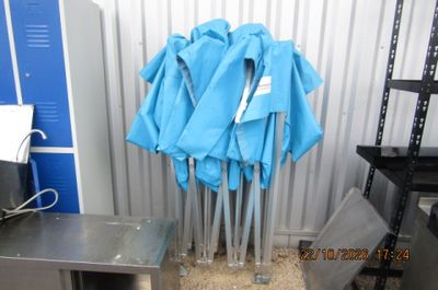 un parapluie bleu posé sur un support dans une pièce