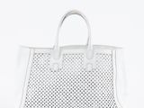 un sac à main blanc orné d'un motif ajouré sur le devant