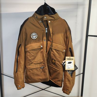 La veste est suspendue au porte-manteau dans la pièce.