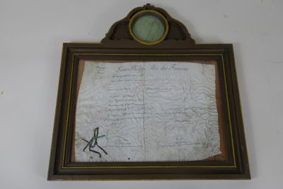 une photo d'une horloge accrochée au mur, au-dessus d'une feuille de papier