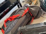 une valise contenant des outils, posée par terre à côté d'une chaise