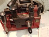 une machine posée sur une table dans une pièce