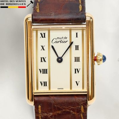 une image d'un gros plan d'une montre-bracelet avec des chiffres romains
