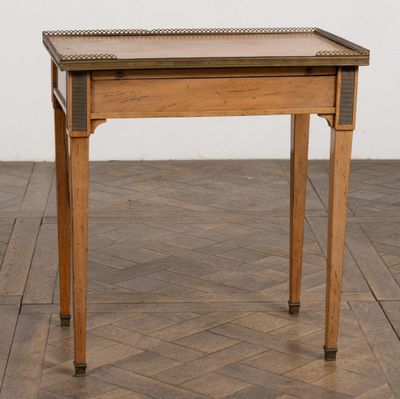 une photo d'une table en bois sur laquelle est posé un plateau