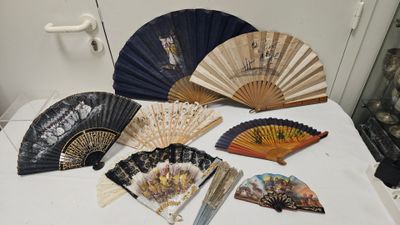 de nombreux types d'éventails posés sur une table