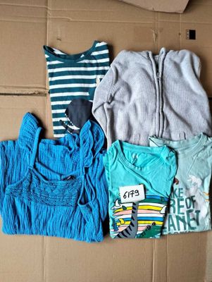 beaucoup de vêtements qui traînent dans une boîte