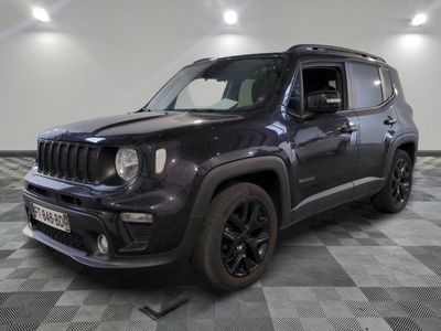 La Jeep Renegade est garée dans une grande pièce au sol carrelé d'un motif à damier.