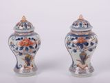 deux vases bleus et blancs placés l'un à côté de l'autre