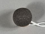 un gros plan sur une balle noire et blanche attachée à une corde