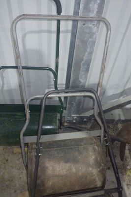 une chaise en métal posée à côté d'une chaise en métal