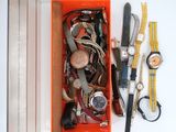 une boîte remplie d'objets divers posée sur une surface blanche