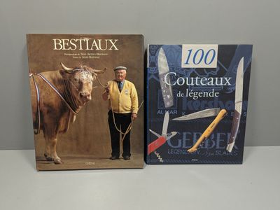 deux livres posés sur une table, avec la photo d'un homme debout à côté d'une vache