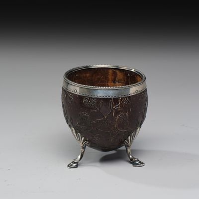 Belle noix de coco finement sculptée d'un décor de corbeille… - Photo 1