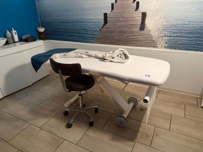 une table blanche recouverte d'une serviette dans une pièce