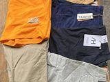 trois paires de shorts pour homme posées sur une caisse en bois