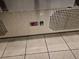 une photo d'un sol sale dans des toilettes publiques