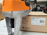 une agrafeuse à main orange et noire posée sur une table