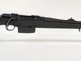 un pistolet posé sur une table