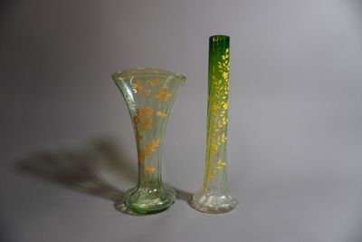 deux vases posés l'un à côté de l'autre sur une table