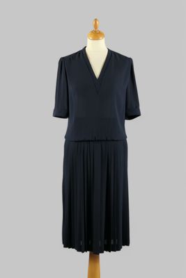 JLS SCHERRER. Ensemble en crêpe marine composé d'un haut à m…