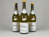 trois bouteilles de vin posées l'une à côté de l'autre sur une table