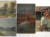 de nombreux tableaux accrochés au mur d'une pièce