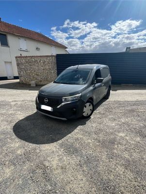 une camionnette grise garée devant une maison