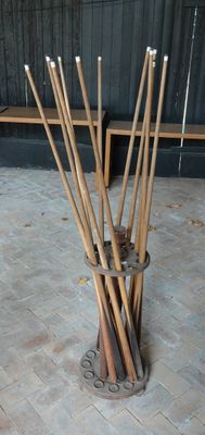 plein de brindilles dans un vase posé par terre