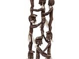 une sculpture représentant un homme et une femme se tenant la main