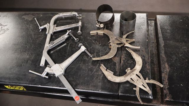 Lot d’outillage moteur comprenant : deux compresseurs ressorts so...
