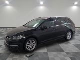 La Volkswagen Golf break noire est garée dans une grande pièce.