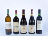 plusieurs bouteilles de vin sont alignées sur une surface blanche