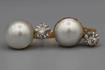 une paire de boucles d'oreilles en perles et diamants