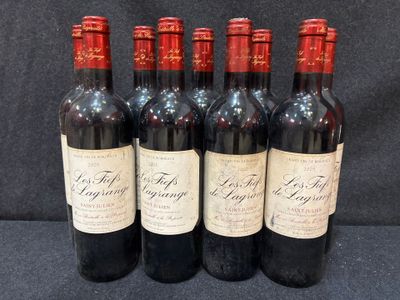 six bouteilles de vin rouge sont alignées sur une table