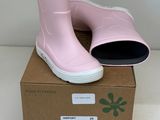 une paire de bottes de pluie roses posées sur un carton