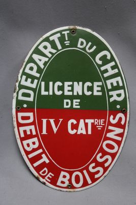 un panneau rouge et vert sur le côté d'un immeuble