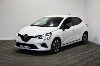 une voiture blanche est garée dans une pièce au sol à carreaux