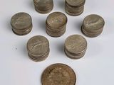 plusieurs pièces empilées les unes sur les autres sur une surface blanche