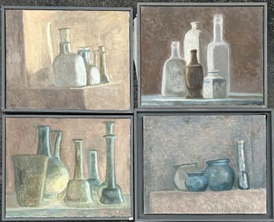 quatre tableaux représentant des vases et des bouteilles posés sur une table devant une fenêtre
