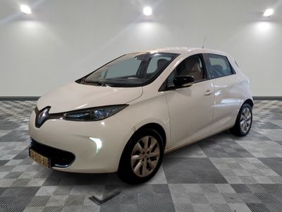 la petite voiture blanche est garée dans la pièce au sol en damier